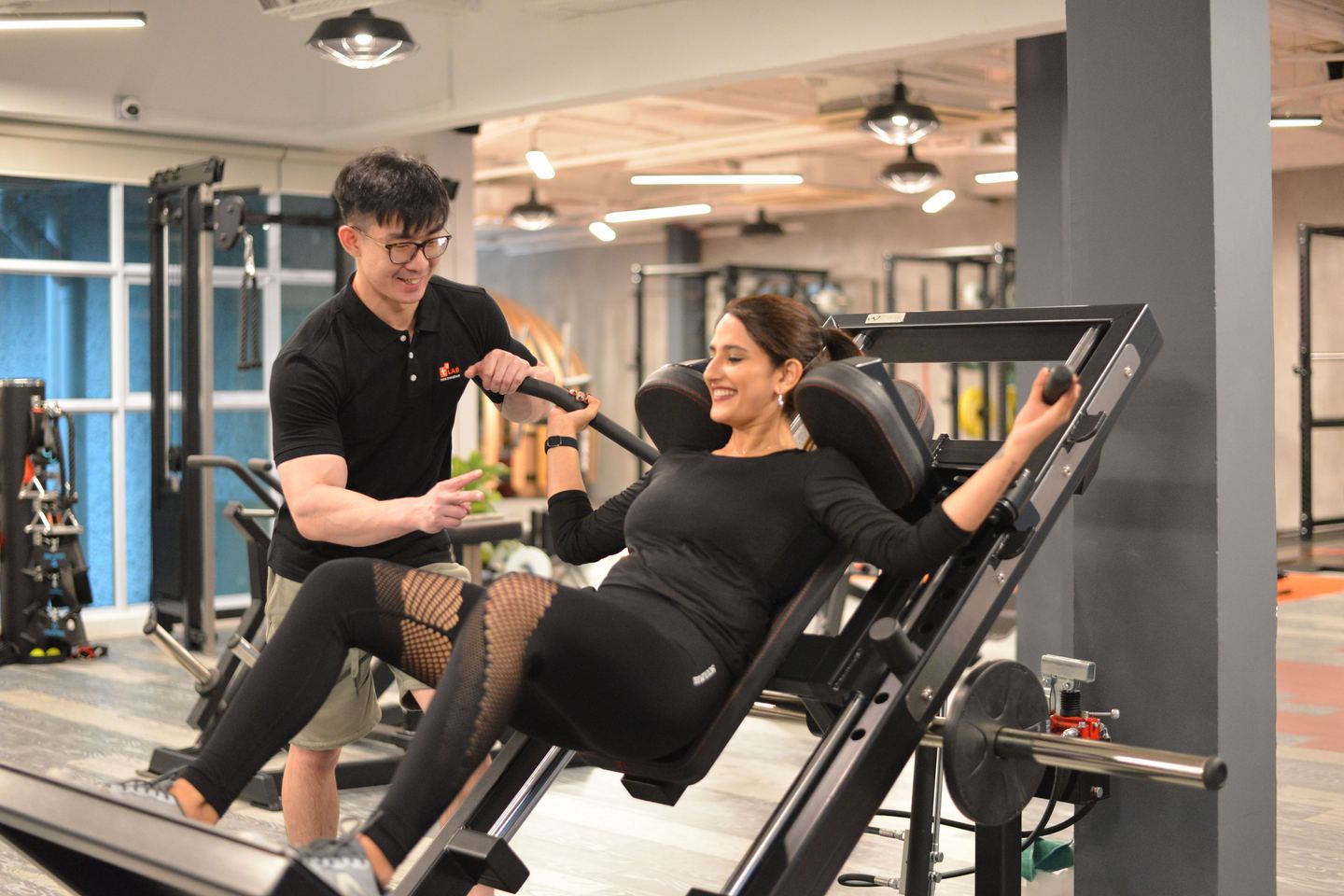 PT hướng dẫn học viên nữ tập trên máy